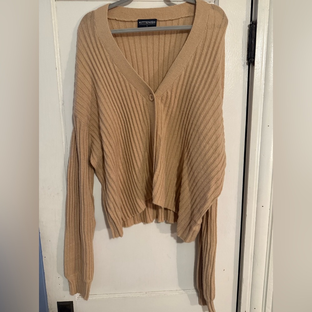 Kittenish tan button up sweater 
Brand new without tags 🤎